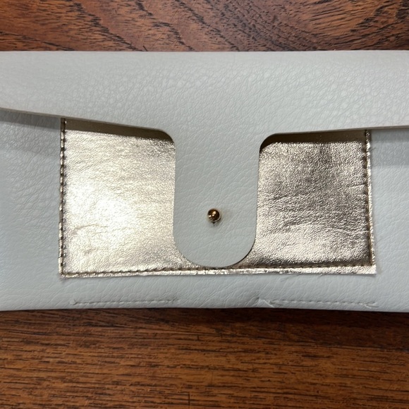 Universal Thread Cream & Gold Glasses Case - Picture 3 of 6